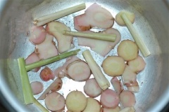 Riềng thái miếng nhỏ, sả cắt khúc. Sau đó lót sả và riềng xuống đáy nồi. Bước này giúp cho cá không bị cháy bén dưới đáy khi kho.