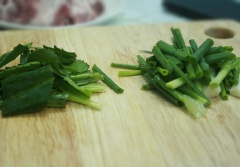 Sườn heo chặt khúc, rửa sạch, để ráo. Hành lá, ngò gai rửa sạch, cắt khúc. Hành tím bóc vỏ, cắt mỏng.