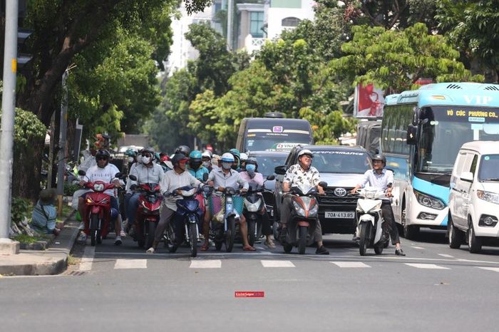 Nắng 36 độ C, người Sài Gòn xoay đủ cách 'tránh nóng' - Tạp chí Kinh Tế Sài Gòn