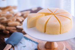 Chỉ với công thức làm bánh bông lan kem phô mai khá dễ dàng khi cắn vào lớp bánh tan ngay trong miệng đấy. Những ngày nghỉ rảnh rỗi làm ngay một ổ bánh tròn này và mời mọi người cùng ăn nha.