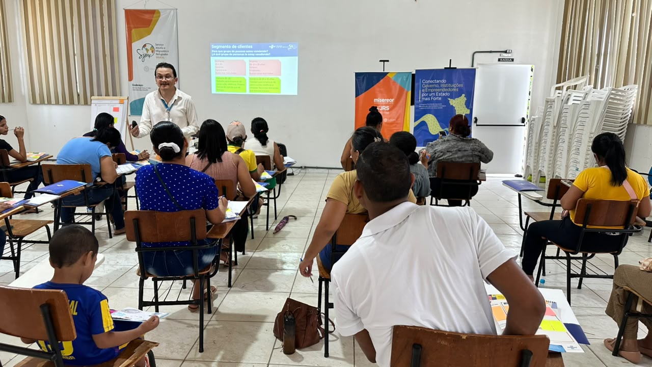 Migrantes e refugiados participam de oficina de gestão financeira no Sebrae Roraima em Boa Vista.
