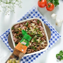 Trộn đều 2 loại thịt ướp cùng sốt nêm Knorr thịt heo, muối, tiêu, hành tây, tỏi, ngò tây, sữa tươi sau đó vo thành viên tròn vừa ăn. Cho chảo lên bếp cùng dầu ăn và bơ chiên vàng 2 mặt thịt viên.