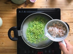 Sau khi gạo đã nở ra nêm thêm 1 chút hạt nêm, bột ngọt, muối cho vừa ăn. Đợi cháo sôi trở lại, cho thêm súp lơ và tôm đã băm nhuyễn vào. Nấu sôi thêm 3 phút, sau đó múc ra bát và thưởng thức thôi.