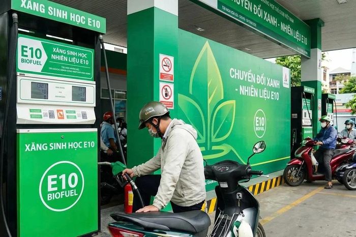 [SPOTLIGHT] Lợi dụng tâm lý lo sợ xăng E10, hàng loạt chiêu trò trục lợi - Báo Tri thức &amp; Cuộc sống