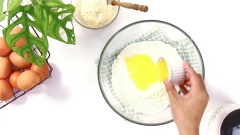Bánh mì: Chuẩn bị âu trộn lớn, cho vào âu lần lượt các nguyên liệu gồm 300gr bột mì số 13, 30gr sữa bột, 50gr đường, 40gr bơ lạt đun chảy, 200ml nước lọc và phần men cái đã nghỉ 30 phút. Dùng muỗng trộn đều đến khi các nguyên liệu vừa hòa quyện, sau khi trộn bột sẽ còn lổn nhổn.