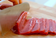 Thịt bò rửa sạch, để ngăn đá khoảng 5 phút để thịt bò săn lại. Cắt thành từng lát mỏng tầm 0,5 cm, không cắt dày vì khi nướng thịt sẽ lâu chín.