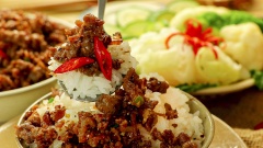 Với cách làm thịt chưng mắm tép đơn giản, bạn có thể tự tay làm và thưởng thức ngay trong bữa cơm hằng ngày ấm cúng của gia đình mình, vừa tiết kiệm lại vừa ngon. Tùy theo khẩu vị mà bạn có thể thêm ớt băm vào để món ăn thêm hương vị hấp dẫn. Món Mắp tép đặc trưng khẩu vị người miền Bắc bạn ăn kèm cơm và 1 chút rau luộc chuẩn bị thêm 1 ấm chè là hết sảy.