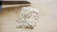 Nấm hương tươi cắt gốc thật sát phần nấm để có thể nhồi thịt vào, rửa sạch và dùng khăn thấm khô, lấy dao khứa thành hình chữ thập, giữ phần da nấm để tạo hình ngôi sao lúc cắt. Phần gốc nấm xắt nhuyễn. Đậu hũ thấm khô nước, bẻ nhuyễn. Thịt bò băm nhuyễn. Cho thịt bò, gốc nấm, đậu hũ vào tô cùng hành lá băm với 2 muỗng nước tương, tỏi băm, 1 muỗng dầu mè, tiêu và dùng tay trộn đều lên.