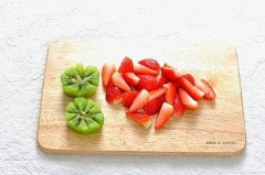 Kiwi, dâu tây cắt miếng vừa ăn. Đập trứng vào bát, thêm sữa tươi, 8gr đường, 1gr muối vào trộn đều. Lăn đều lát bánh mì vào tô trứng sữa cho trứng sữa thấm đều lát bánh.