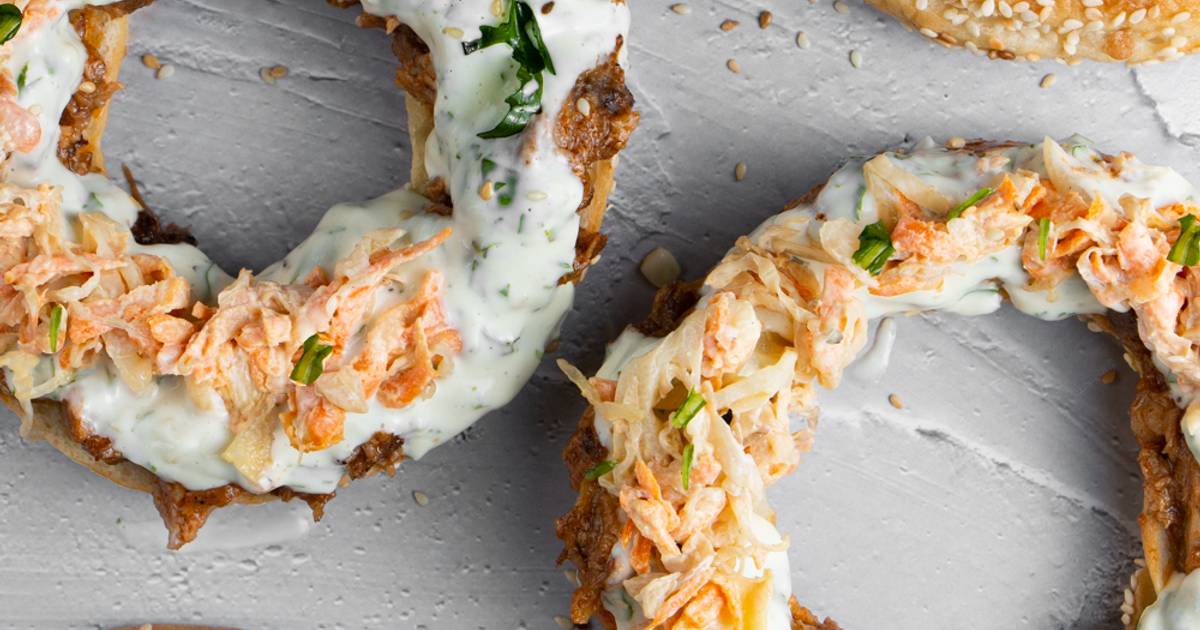 Bánh Mì Vòng Heo Xé Sốt Tỏi Thì Là Chua - Tzatziki Aioli-inspired Pulled Pork Bagel