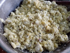 Cho vào khoai đã được nghiền mịn mè đen, 100gr bột năng, 100gr đường. Trộn đều, dùng tay nắn khoai lang thành hình kén.