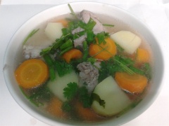 Tắt bếp, múc canh ra tô, rắc hành lá, ngò rí lên là món canh đã hoàn thành. Mời cả nhà thưởng thức nhé!