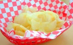 Vậy là chưa đầy 10 phút, chúng ta đã có món snack khoai tây giòn tan rồi.