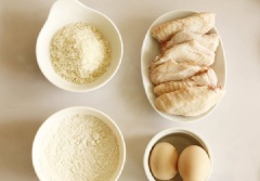 Thịt gà mua về đem rửa sạch, chặt thành những miếng to rồi để cho ráo nước. Cho gà vào bát tô ướp với 1 muỗng cà phê hạt tiêu và 1 muỗng cà phê muối. Trong tô lớn, trộn đều 1 muỗng canh bột chiên giòn, 1 muỗng canh bột mì, 1 muỗng canh bột nếp, 1 muỗng cà phê muối nở (baking soda) và 1 quả trứng gà. Sau đó mang gà đã ướp vào phủ hỗn hợp bột sao cho phần bột phủ hoàn toàn thịt gà.
