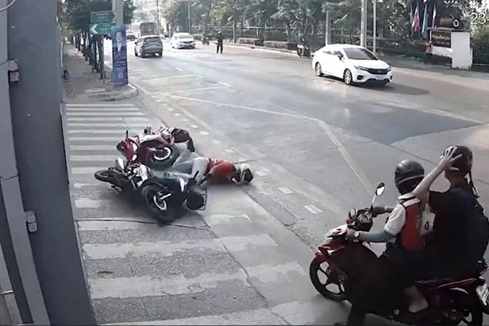 Tai nạn hy hữu: Xe máy 'không người lái' lao vào người đàn ông chờ qua đường - Tạp chí Doanh Nghiệp Việt Nam