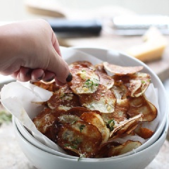 Thưởng thức ngay thôi. Những miếng khoai tây giòn rụm, bùi thơm mùi phô mai, một khi đã thưởng thức thì hẳn bạn không thể dừng được. Đây cũng là một món ăn ngon rất tốt cho sức khỏe đó nha.