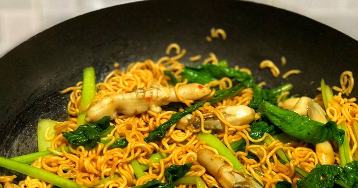 Ốc Móng Tay Xào Mì Và Cải Ngọt