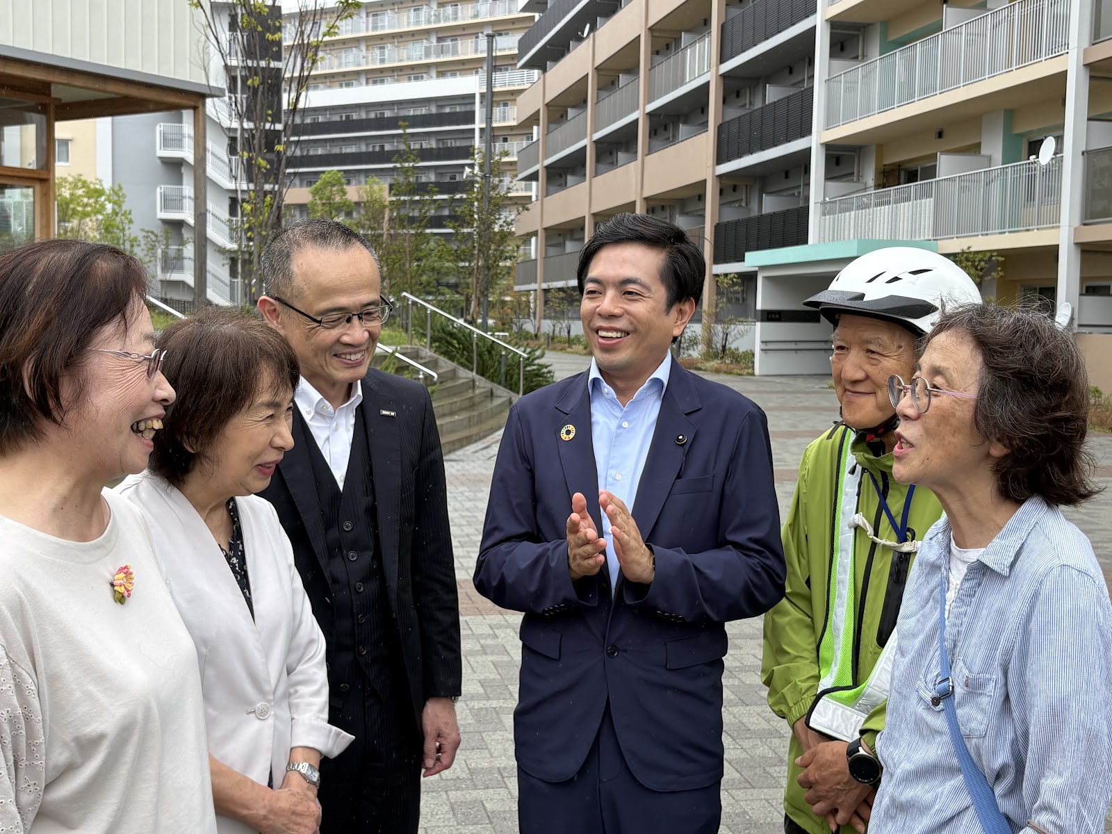 市営桜の宮住宅周辺で住民の方と懇談する様子