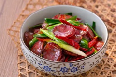 Cho lạp xưởng xào ra đĩa dùng nóng với cơm rất ngon. Lạp xưởng xào hành boa rô món ăn đơn giản nhưng cực ngon với thịt lạp xưởng béo, xào với hành boa rô chín thơm nóng hổi, thêm vị cay của gừng và ớt nữa là tuyệt vời cho bữa cơm những ngày lạnh.