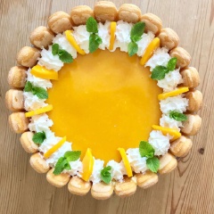 Không quá cầu kì trong khâu chế biến, chiếc bánh Lady Finger kem xoài vừa có vị beo béo, vừa có hương xoài thơm lừng kèm chút chua ngọt cực kì hấp dẫn và đặc biệt là những cây bánh bọc bên ngoài giúp bạn ăn ngon hơn, không bị ngán. Thử làm ngay công thức này cùng mình nhé.