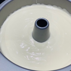 Cho hỗn hợp làm bánh bông lan vào khuôn bánh chống dính. Làm nóng trước lò nướng ở 150 độ C. Đặt khuôn bánh bông lan vào nướng khoảng 45-60 phút là bánh nướng chín.