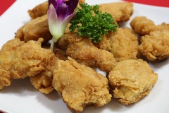 Gà popcorn giòn béo với những viên thịt gà chiên chín giòn rụm, nhai rôm rốp rất thích miệng. Món ăn có vàng ươm rất bắt mắt, khi ăn bạn có thể chấm cùng tương ớt hoặc tương cà tùy theo sở thích và dùng nóng sẽ ngon hơn. Món gà popcorn hứa hẹn các bé nhà bạn sẽ mê tít cho đấy!