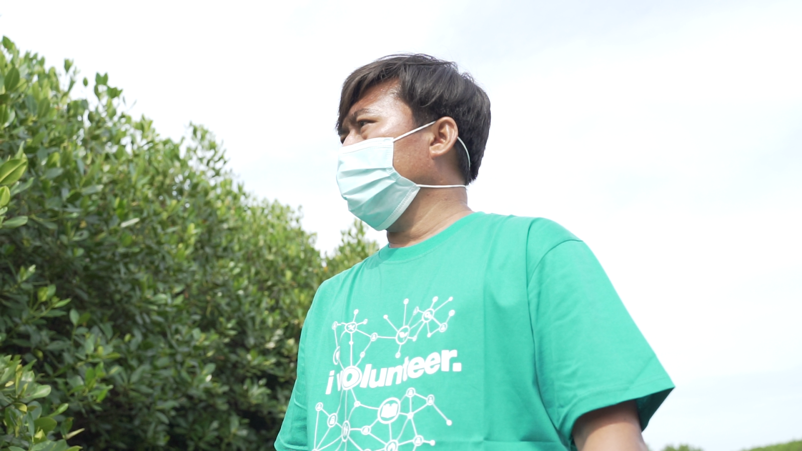 Mustafa, Leader of the Farmer community in Pulau Harapan, who is active in the planting of mangroves has expressed his concerns regarding waste that has ended up in the ocean to the Carbonethics Team. Allianz Indonesia, World Cleanup Day, Yayasan Allianz Peduli, planting mangrove trees kepulauan seribu, Allianz Indonesia empowering local community Kepulauan Seribu. CarbonEthics Indonesia
