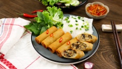 Dọn chả giò thịt đặc biệt ra đĩa và thưởng thức ngay những cuốn chả giò vàng giòn ăn cùng với bánh hỏi, chấm kèm với nước mắm chua ngọt thì còn gì bằng. Chả giò thịt đặc biệt sử dụng các nguyên liệu truyền thống như khoai mốn, củ sắn, nấm mèo kết hợp với thịt heo sạch 3F Plus được nêm nếm vừa miệng giúp tạo nên hương vị đặc trưng vô cùng thơm ngon.