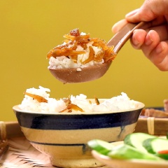 Cá cơm kho tiêu đường thốt nốt, món ăn dân dã nhưng vô cùng ngon miệng, cá cơm thấm đượm gia vị cay cay của tiêu và ớt. Món ăn dùng nóng với cơm trắng thì còn gì tuyệt vời bằng.