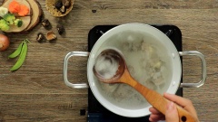 Để nước canh bóng thả ngon và ngọt hơn thì nên mua xương heo về hầm làm nước dùng. 200gr xương heo cho vào nồi nước đun sôi để chần qua cho xương bớt mùi, rồi rửa lại với nước sạch. Sau đó cho 1 lít nước vào nồi ninh nhừ. Trong quá trình ninh xương khi nồi nước sôi thì hớt bọt ở trên và đậy hở nắp xoong để nước dùng được trong hơn.
