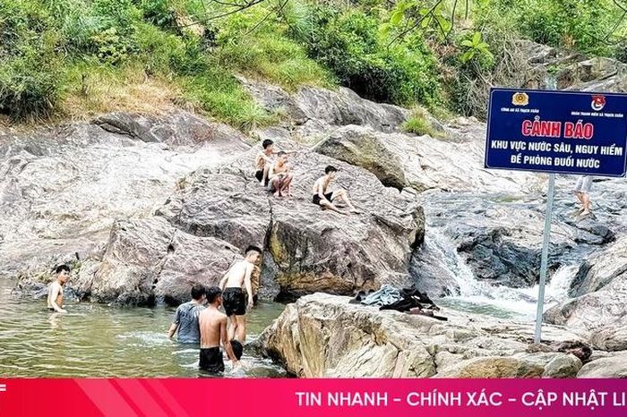 Bất chấp cảnh báo đuối nước, nhiều trẻ em vẫn tắm ở hồ Khe Xai - Báo Hà Tĩnh