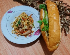 Bánh mì yakisoba có khá nhiều biến thể ở mỗi vùng của Nhật Bản tuy nhiên luôn có hương thơm đậm từ sốt worcester. Bạn có thể tìm mua tại các của hàng chuyên dụng của Nhật, đây là món ăn sáng bổ sung đầu đủ dinh dưỡng khởi đầu ngày mới cho cả người lớn lẫn trẻ nhỏ đấy.