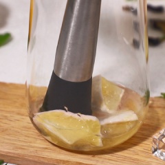 Cho vào ly 4 tép chanh vàng cắt nhỏ, 40ml syrup đường, dùng chày dằm nát. Sau đó cho đá viên vào gần đầy ly, thêm soda, nước yakult, nước hoa đậu biếc. Màu tím của nước hoa đậu biếc hòa quyện cùng soda chanh và yakult tạo nên một màu sắc rất hấp dẫn.