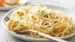 Cho spaghetti trộn tỏi nướng ra đĩa, dùng nóng. Món spaghetti này cho bứa sáng là thích hợp nhất. Nếu thấy nhạt miệng bạn có thể thêm ít tương cà chua vào để kích thích thêm vị giác nhé!