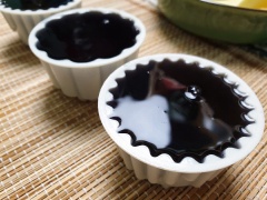 Thêm phần nước cốt hoa đậu biếc còn lại vào nồi nước rau câu, đun sôi trở lại rồi cho vào đầy khuôn. Để yên khuôn đến khi rau câu se mặt thì cho vào tủ mát 3h để bánh đông cứng hoàn toàn. Cho bánh ra dĩa và thưởng thức thôi. Chúc bạn và gia đình có một trung thu ấm áp, hạnh phúc.