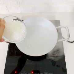 Nấu 500ml nước sôi và lần lượt cho đường phèn, gelatine vào khuấy thật đều tay để tránh làm gelatine vón cục. Nếm thử xem đã ngọt vừa chưa và thêm đường nếu cần.