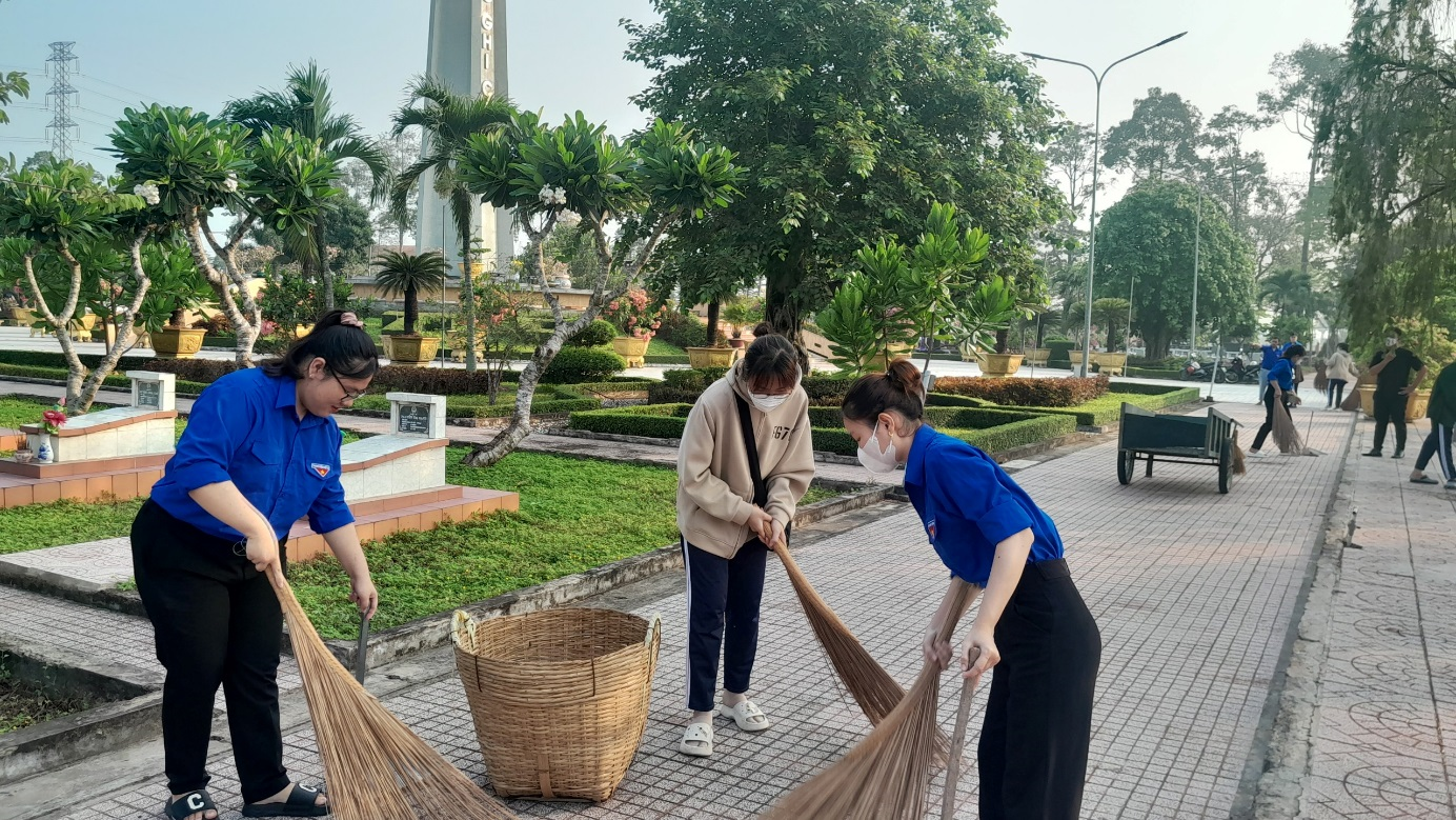 Dọn dẹp Nghĩa trang liệt sĩ – Một nét dẹp văn hóa truyền thống đoàn viên, sinh viên DLA