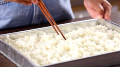 Sau khi nấu chín thì xới tơi xôi nếp lên, trải ra mâm để cho xôi nhanh nguội hơn. Nếu như bạn có nhiều thời gian thì không cần trải xôi ra mâm mà để xôi nguội từ từ trong nồi cũng được.