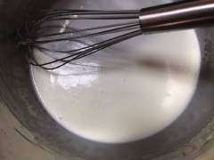 Đổ 60ml sữa tươi nguyên chất vào thố lớn, thêm 40g dầu ăn vào, dùng máy đánh trứng có que đánh phới lòng để khuấy cho hỗn hợp sữa và dầu được quyện đều. Tiếp đến cho 60g bột mì vào hỗn hợp, tiếp tục đánh cho bột quyện đều nhé.