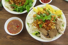 Thưởng thức thôi nào. Rất nhanh và đơn giản đúng không. Cuối tuần tụ tập bạn bè làm ngay phá lấu trộn Đà Nẵng liền nhé. Đảm bảo ngon hơn ngoài hàng luôn đó. Nước mắm gừng đủ vị chua cay mặn ngọt hòa quyện vị giòn dai của lòng bò, thêm rau xanh tươi mát, đảm bảo sẽ khiến bạn ăn hoài ăn mãi không ngán nha.