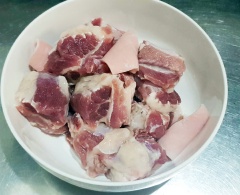 Rửa sạch sườn non, để ráo.