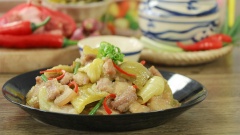Cải chua xào thịt ba chỉ là món ăn ngon miệng và đưa cơm, cách làm và nguyên liệu đơn giản, rất thích hợp cho những bữa cơm gia đình nhanh gọn không quá cầu kì. Thịt ba chỉ được xào lên săn chắc, hương vị đậm đà xen kẻ là những miếng dưa cải giòn giòn chua ngọt, thật sự là một sự kết hợp tuyệt vời đấy.