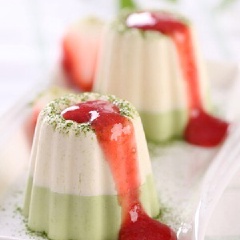 Khi dùng cheesecake trà xanh có thể rắc ít bột trà xanh và mứt dâu lên trên, ăn sẽ rất ngon!