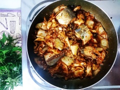 Đun đến khi phần nước cạn còn 1/3 và cá thấm đều gia vị đậm đà thơm ngon là đã có thể dùng.
