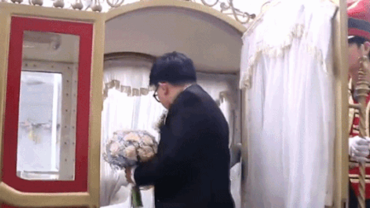 Cô dâu TP.HCM 'đứng hình' khi được rước dâu phong cách hoàng gia - Tạp chí Tri thức