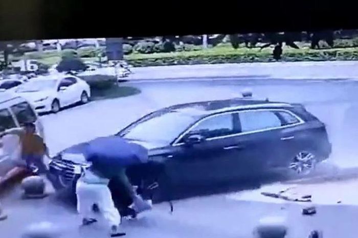 SUV mất kiểm soát lao như 'xe điên', tông người rồi đâm loạn trong bãi xe - Tạp chí Doanh Nghiệp Việt Nam