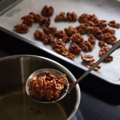 Đun nóng nhiều dầu ăn trong nồi nhỏ ở 140 độ C, cho hạt hồ đào vừa ngào caramel vào nồi dầu chiên sơ qua rồi vớt ra đẻ thấm dầu. Tách đều các hạt hồ đào ra, để yên 1 lúc cho caramel cứng lại.
