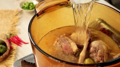 Bắc nồi lên bếp, cho vào 2 muỗng canh dầu ăn, chờ dầu nóng rồi cho vịt đã ướp vào, xào săn vịt. Cho 10 quả sấu tươi vào nồi, đảo đều 2 phút rồi cho 700ml nước dừa vào nồi sao cho nước ngập sâm sấp mặt vịt. Để lửa vừa nấu đến khi sôi.