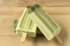 Cho 6 muỗng canh sữa đặc vào hỗn hợp matcha (độ ngọt tùy thích), khuấy đều. Sau đó, đổ hỗn hợp vừa khuấy vào các khuôn làm kem que, đặt trong ngăn đá tủ lạnh khoảng 4-6 tiếng đồng hồ là có thể dùng.