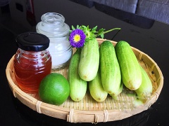 Dưa rửa sạch, ngâm nước muối loãng khoảng 30 phút. Sau đó vớt ra để ráo.